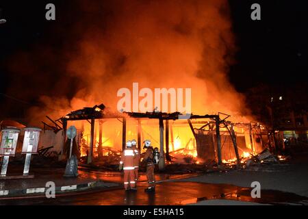 Kuala Lumpur, Malaisie. 1er août, 2014. Les pompiers pour éteindre le feu à Kota Kinabalu, Malaisie, le 1 août 2014. L'incendie a tué deux personnes. Source : Xinhua/Alamy Live News Banque D'Images