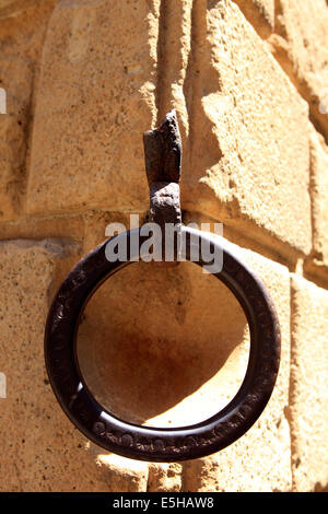 Cheval métal bagues de retenue utilisé pour sécuriser les chevaux,Volterra, Toscane, Italie Banque D'Images