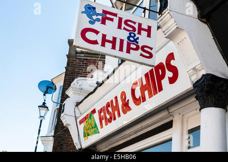 Fish & Chips signe au-dessus de chip shop. Banque D'Images