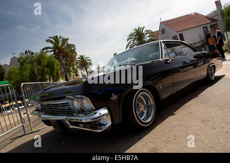 Lowrider avec modification du système de suspension hydraulique, qui peuvent monter très faible ou même aller à l'envers d'un commutateur, le Cinco de Mayo, une maison de l'américano-mexicaine, en mai 2014. Banque D'Images