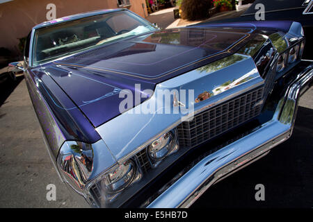 Lowrider avec modification du système de suspension hydraulique, qui peuvent monter très faible ou même aller à l'envers d'un commutateur, le Cinco de Mayo, une maison de l'américano-mexicaine, en mai 2014. Banque D'Images