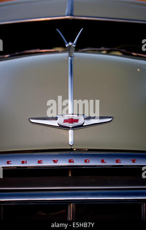 Mascotte de radiateur d'une berline de luxe de Chevrolet à partir de 1949 à La Grande3 swap meet, au stationnement de l'Qualcomm Stadium, en mars 2014. Banque D'Images