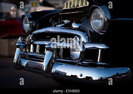 Grille de calandre d'une berline de luxe Chevrolet des années 1950 à partir de 1949 à La Grande3 swap meet, au stationnement de l'Qualcomm Stadium, en mars 2014. Banque D'Images