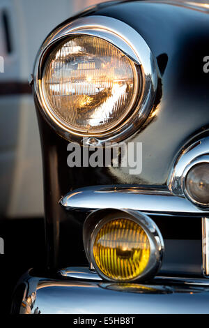 Phare d'une berline de luxe de Chevrolet à partir de 1949 à La Grande3 swap meet, au stationnement de l'Qualcomm Stadium, en mars 2014. Banque D'Images