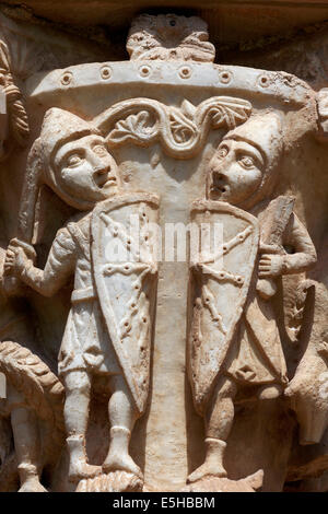 Chevalier avec épée et bouclier, capitale de figures humaines dans le cloître roman, La Cathédrale de Monreale, Monreale Banque D'Images