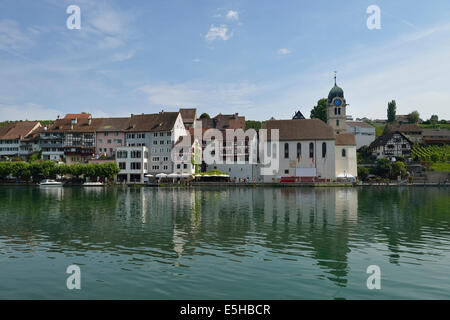 Vue sur le Rhin sur la vieille ville, à Eglisau, Canton de Zurich, Suisse Banque D'Images