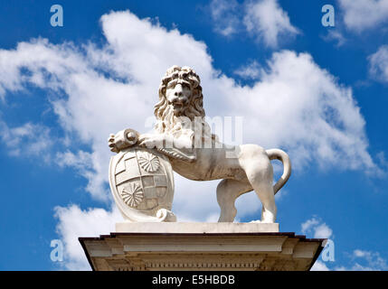 Lion sculpture près de Donderberg Palace, Nordkirchen, Westmünsterland, Münsterland, Rhénanie du Nord-Westphalie, Allemagne Banque D'Images