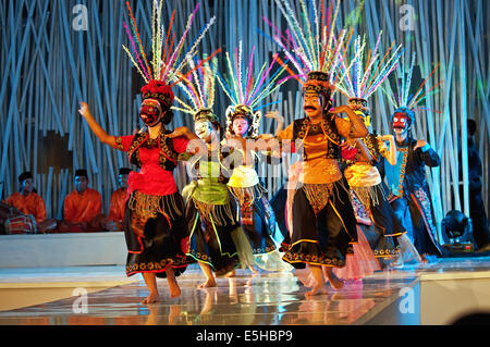 Un autre type de masque de danse est un Wungu Kencana masque, qui est une série de styles de danse que dire à la reine Kencana Parahyangan Banque D'Images