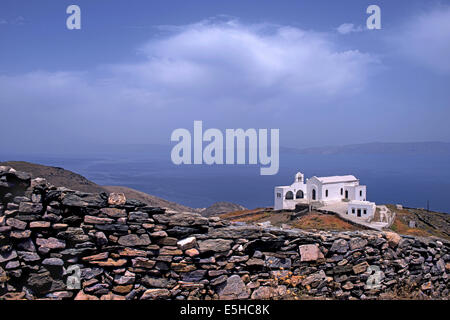 L'Eglise catholique d''Agioi Anargiroi domine le paysage des Cyclades authentique de 'Apano Meria", dans l'île de Syros, Grèce Banque D'Images