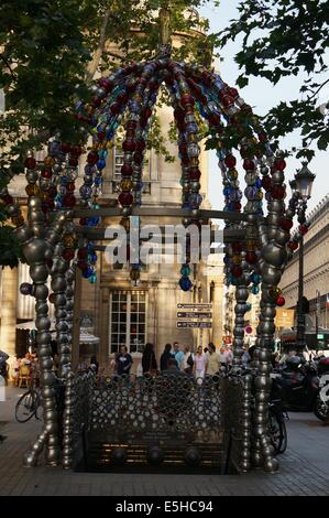 Conception artistique kiosque de la nuit, des échassiers, l'entrée de Paris métro Palais Royal - Musée du Louvre, sur la Place Colette Banque D'Images