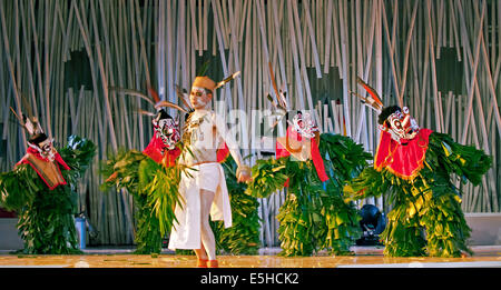 Cette danse vient de les Dayak Kenyah et tribus Dayak Modang. Cette danse est généralement réalisée comme un rituel d'exorcisme dans tr Banque D'Images