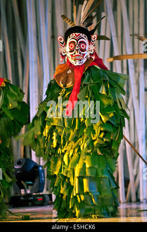 Cette danse vient de les Dayak Kenyah et tribus Dayak Modang. Cette danse est généralement réalisée comme un rituel d'exorcisme dans tr Banque D'Images