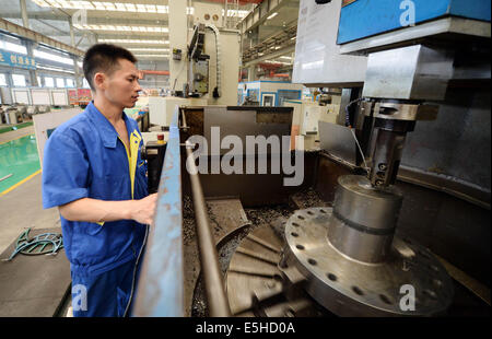 (140801) -- BEIJING, le 1 août 2014 (Xinhua) -- un travailleur contrôle un tour numérique à Shenyang Works Group Corporation à Shenyang, capitale de la province du Liaoning en Chine du nord-est, le 30 juillet 2014. L'indice des directeurs d'achat a augmenté à 51,7 en juillet, contre 51 en juin, selon les données publiées vendredi par le Bureau national des statistiques (NBS) et la Fédération Chinoise de la logistique et des achats. (Xinhua/Qing Yang) (lfj) Banque D'Images