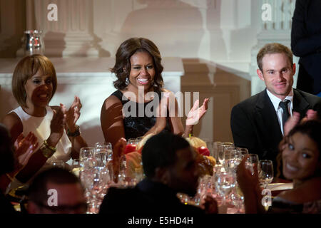 Gayle King, co-présentatrice de CBS This Morning, de gauche, la Première Dame Michelle Obama et le joueur de tennis Andy Roddick clap tout en écoutant le président des États-Unis, Barack Obama, non représentée, la parole à un événement intitulé "Une célébration des Jeux Olympiques Spéciaux et un système unifié de génération" pour marquer l'anniversaire des Jeux olympiques spéciaux dans l'East Room de la Maison Blanche à Washington, DC, États-Unis, le Jeudi, Juillet 31, 2014. Fondée en 1968 par Eunice Kennedy Shriver, le mouvement des Olympiques spéciaux a augmenté à plus de 4,4 millions d'athlètes dans 170 pays. Crédit : Andrew Harrer/Piscine via CNP - AUCUN FIL SERVICE - Banque D'Images