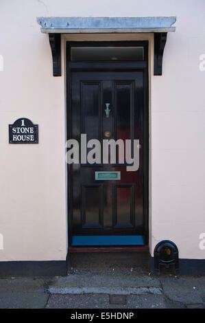 Noir en bois porte d'entrée de maison d'époque à Whitstable Kent England UK Banque D'Images