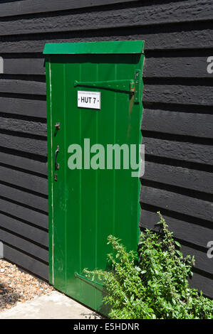 Vert en bois porte avant de rénové fishermens hut maintenant maisons de vacances à Whitstable Kent England UK Banque D'Images