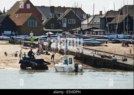 Bateau de plaisance côtière d'être lancé sur la plage pendant le festival de l'huître à Whitstable Kent England UK Banque D'Images