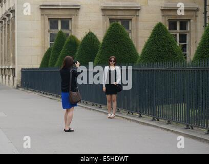 2 jeunes femmes touristes asiatiques à prendre des photos en face de l'Ecole Militaire Paris Banque D'Images