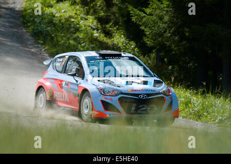 Jyväskylä, Finlande. 31 juillet, 2014. Thierry Neuville (BEL) avec son co-pilote Nicolas Gilsoul (BEL) dans les Hyundai i20 WRC SS7 Kakaristo le vendredi 1er août 2014. Jyväskylä, Finlande Crédit : Markku Heikkilä/Alamy Live News Banque D'Images