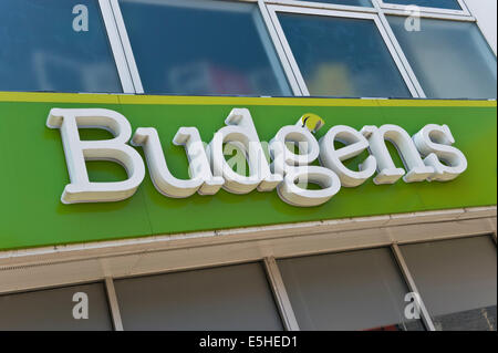 Extérieur avec signe de supermarché BUDGENS à Whitstable Kent England UK Banque D'Images