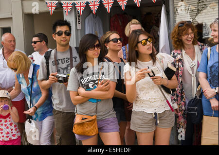 Les visiteurs à l'aide de caméras numériques et les smartphones pour photographier Oyster Festival parade à Whitstable Kent England UK Banque D'Images