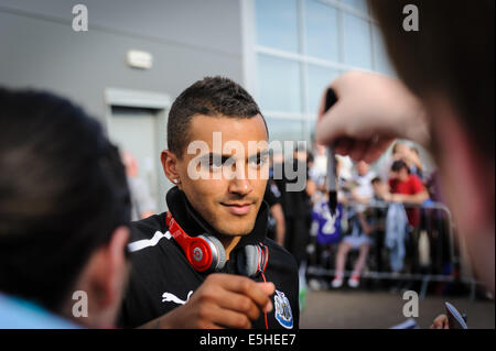 Danny Simpson de signer des autographes après une pré-saison friendly au Cardiff City Stadium, août 2012. Banque D'Images