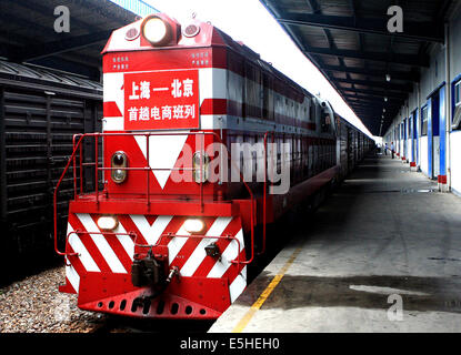 (140801) -- SHANGHAI, le 1 août 2014 (Xinhua) -- un train de marchandises navette quitte la gare de fret Minhang Shanghai pour Beijing, Chine, le 1 août 2014. Shanghai a lancé son premier e-commerce le train navette le vendredi. Le train passe entre Pékin et Shanghai, en réduisant les temps de voyage à partir de l'intervalle de cinq jours à 18 heures. (Xinhua/Chen Fei) (HDT) Banque D'Images