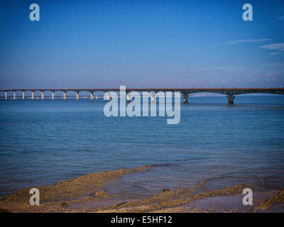 Île de Ré pont de La Pallice, le port de commerce de La Rochelle sur le côté nord du Pertuis d'Antioche détroit. Banque D'Images