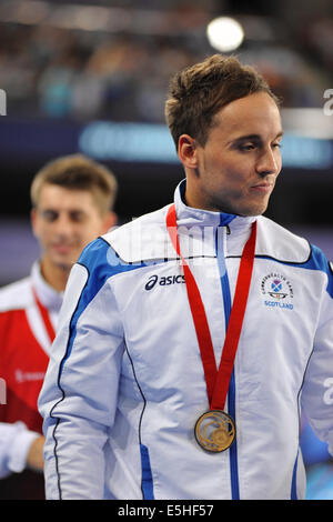 Glasgow, Ecosse, Royaume-Uni. 31 juillet, 2014. Deux des lauréats de la finale hommes cheval d'arçons, Daniel Keatings (SCO, l'or, l'avant-plan) et Max Whitlock (FRA, l'argent, l'arrière-plan) Crédit : Michael Preston/Alamy Live News Banque D'Images