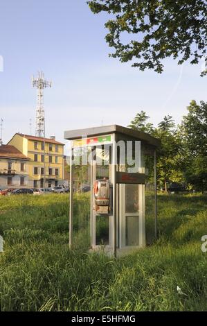 Milan, Italie, l'ancienne cabine téléphonique et antenne de téléphone cellulaire Banque D'Images