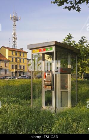 Milan, Italie, l'ancienne cabine téléphonique et antenne de téléphone cellulaire Banque D'Images