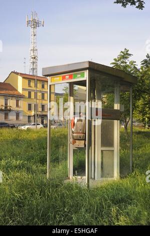 Milan, Italie, l'ancienne cabine téléphonique et antenne de téléphone cellulaire Banque D'Images