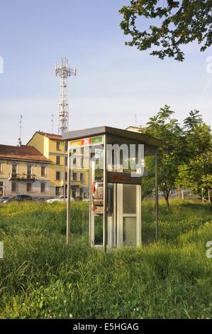 Milan, Italie, l'ancienne cabine téléphonique et antenne de téléphone cellulaire Banque D'Images