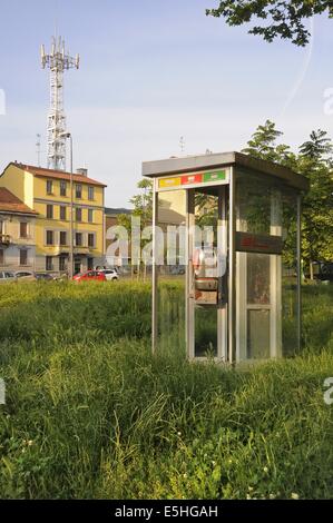 Milan, Italie, l'ancienne cabine téléphonique et antenne de téléphone cellulaire Banque D'Images