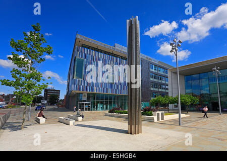 Danum la sculpture et l'Office Municipal de Sir Nigel Gresley Square, Waterdale, Doncaster, South Yorkshire, Angleterre, Royaume-Uni. Banque D'Images