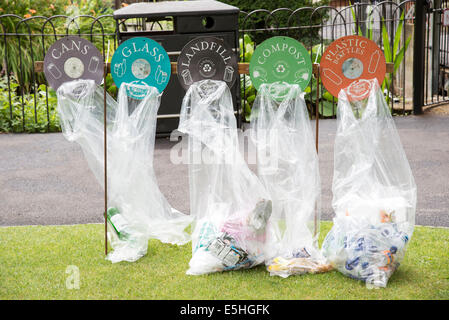 Point de collecte pour les produits recyclables avec des étiquettes faites à partir de vieux 78 tours Banque D'Images