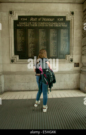 London,UK. 1er août 2014. Les gens passent devant une plaque commémorative à la gare de Waterloo en l'honneur des hommes qui sont tombés durant la Première Guerre mondiale. Le lundi 4 août sera de 100 ans depuis le déclenchement de la Grande Guerre 1914-1918 : Crédit amer ghazzal/Alamy Live News Banque D'Images