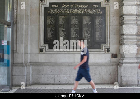London,UK. 1er août 2014. Les gens passent devant une plaque commémorative à la gare de Waterloo en l'honneur des hommes qui sont tombés durant la Première Guerre mondiale. Le lundi 4 août sera de 100 ans depuis le déclenchement de la Grande Guerre 1914-1918 : Crédit amer ghazzal/Alamy Live News Banque D'Images