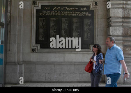 London,UK. 1er août 2014. Les gens passent devant une plaque commémorative à la gare de Waterloo en l'honneur des hommes qui sont tombés durant la Première Guerre mondiale. Le lundi 4 août sera de 100 ans depuis le déclenchement de la Grande Guerre 1914-1918 : Crédit amer ghazzal/Alamy Live News Banque D'Images