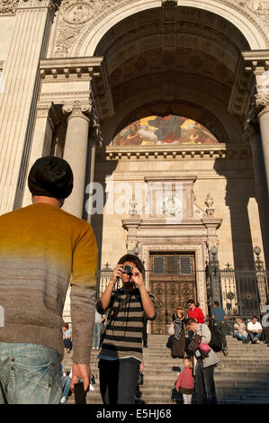 La Saint Stephen's Basilica à Budapest. Les touristes de prendre des photos à l'entrée. Banque D'Images