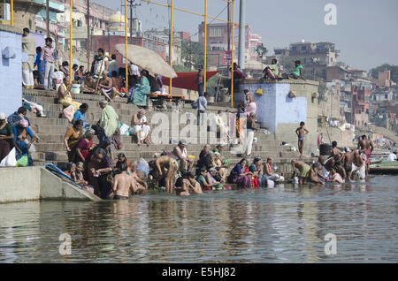 Pèlerins prenant un bain dans la rivière Saint Ganga, Varanasi, Benares, Uttar Pradesh, Inde Banque D'Images