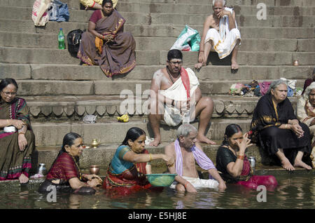 Pèlerins prenant un bain dans la rivière Saint Ganga, Varanasi, Benares, Uttar Pradesh, Inde Banque D'Images