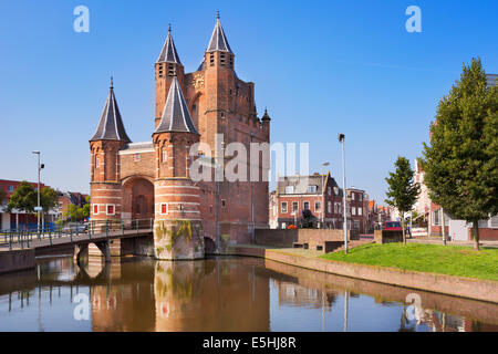 L'Amsterdamse Poort porte de ville à Haarlem, Pays-Bas Banque D'Images