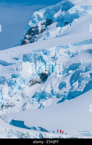 Les touristes marcher sur une énorme plateforme de glace, Mikkelsen, Antarctique Banque D'Images