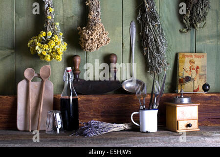 Cuisine rustique vie encore avec des ustensiles de cuisine et d'herbes séchées Banque D'Images