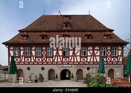 Gasthaus Zur Krone Inn, construit en 1704 - 05, originaire de Oberampfrach, maintenant en Franconie musée en plein air de Bad Windsheim Banque D'Images