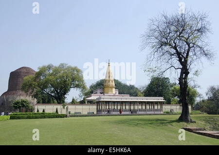 Un temple de Jain. Sarnath, Uttar Pradesh, Inde. Le Stupa Dhamek est partiellement vu dans l'arrière-plan. Banque D'Images