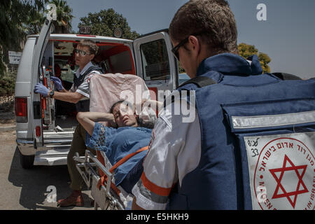 Frontière de Gaza. 31 juillet, 2014. Une femme israélienne reçoit l'assistance médicale après une fusée à partir de la bande de Gaza n'est pas une école dans le sud de la ville israélienne de Sderot, le 31 juillet 2014. L'armée israélienne a déclaré vendredi un soutien des Nations Unies/États-Unis le cessez-le-feu à Gaza qui est entrée en vigueur plus tôt le vendredi, c'est plus, tandis que les opérations militaires se sont poursuivies sur le terrain. Source : Xinhua/JINI/Alamy Live News Banque D'Images