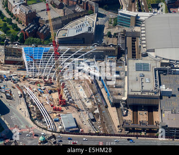 La gare de Victoria à partir de l'air, le centre-ville de Manchester, au nord ouest de l'Angleterre, Royaume-Uni, montrant le nouveau toit en construction Banque D'Images