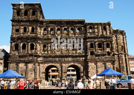 Trier, Allemagne - le 4 août 2009 : La Porta Nigra est une 2ème siècle porte de la ville romaine de Trèves en Allemagne. Beaucoup de gens autour. Banque D'Images